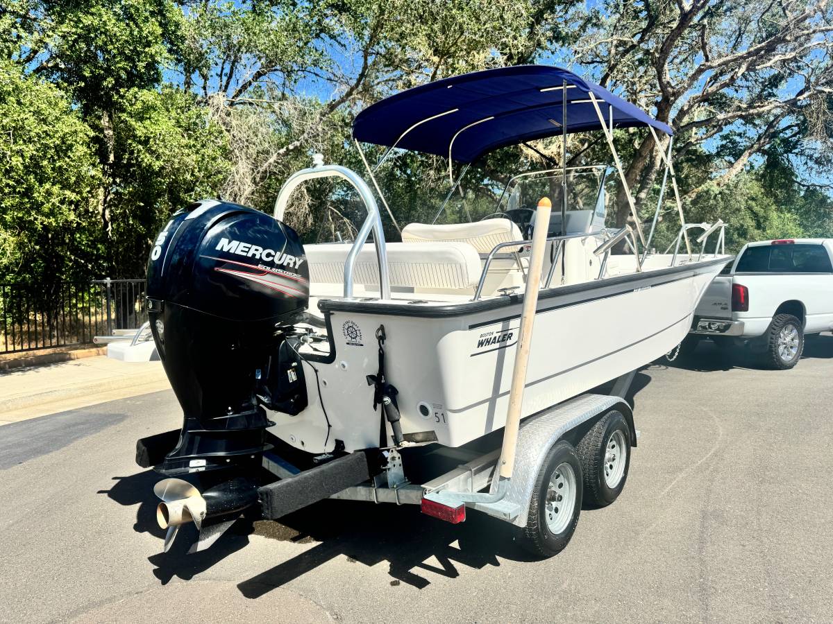 
								2014 Boston Whaler 210 Montauk full									