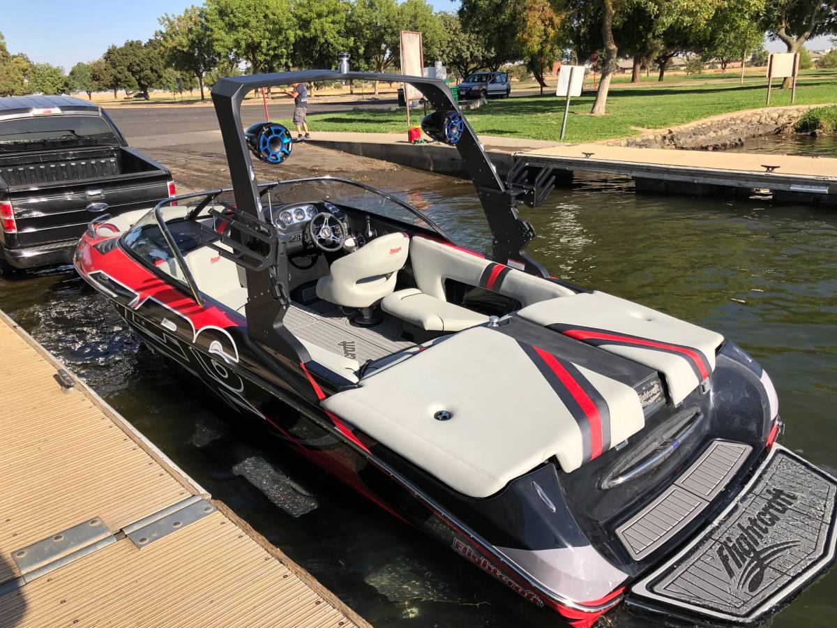 
								2022 Flightcraft ZR6 Wake Surf Boat full									