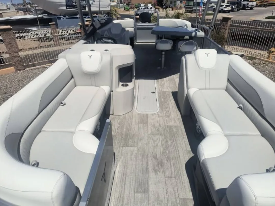 
								2025 Tahoe LTZ 2585 w/Marcury 300 HP full									