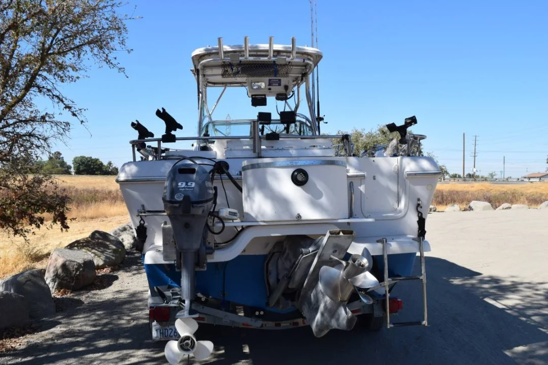 
								1998 Pro line 241 25′ long walk around fishing boat full									