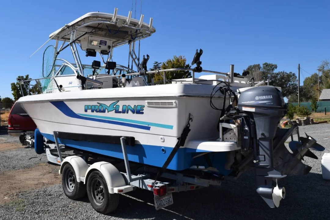 
								1998 Pro line 241 25′ long walk around fishing boat full									