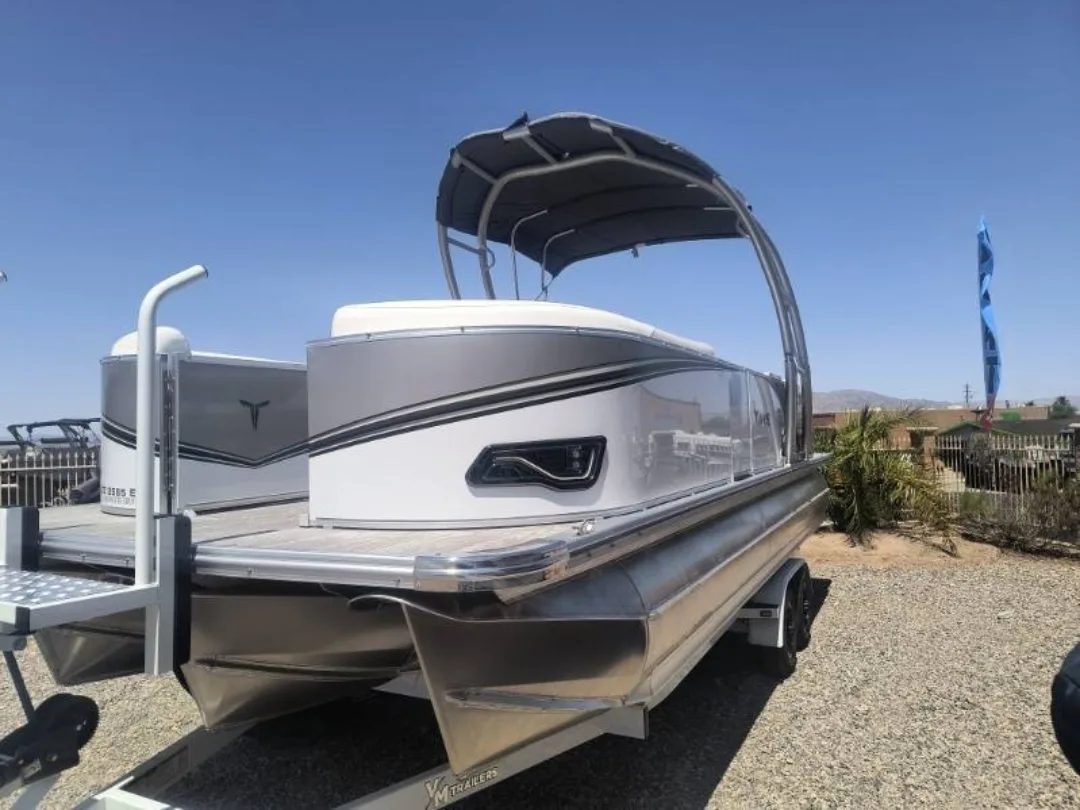 
								2025 Tahoe LTZ 2585 w/Marcury 300 HP full									