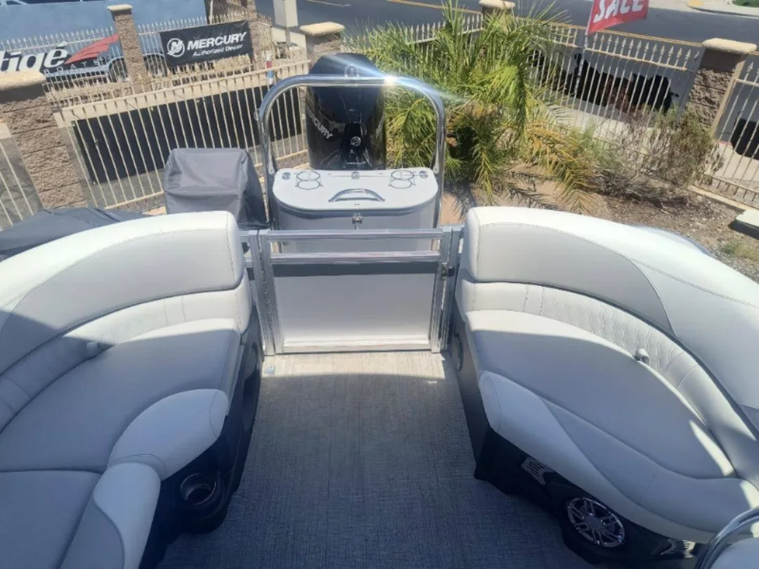 
								2025 Tahoe LTZ 2585 w/Marcury 300 HP full									