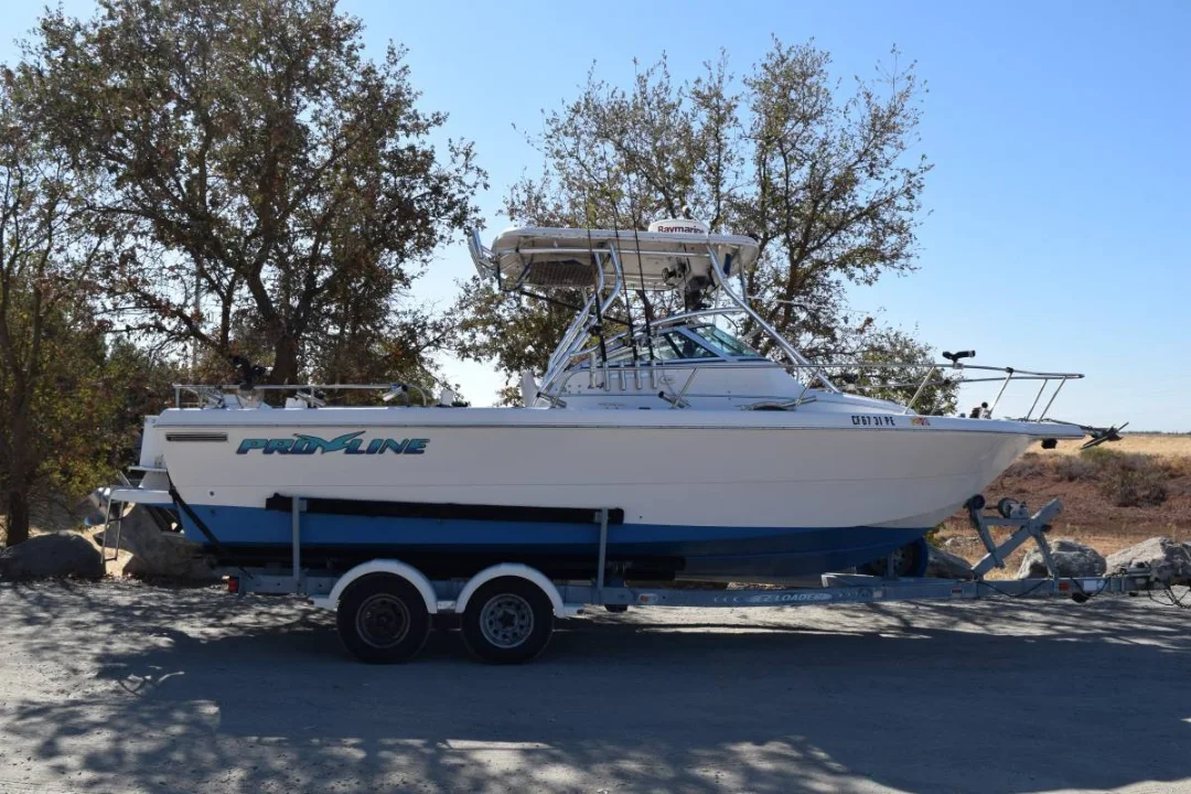 
								1998 Pro line 241 25′ long walk around fishing boat full									