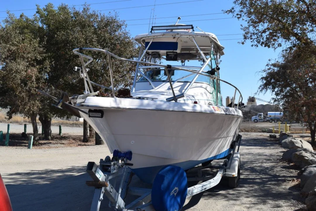 
								1998 Pro line 241 25′ long walk around fishing boat full									